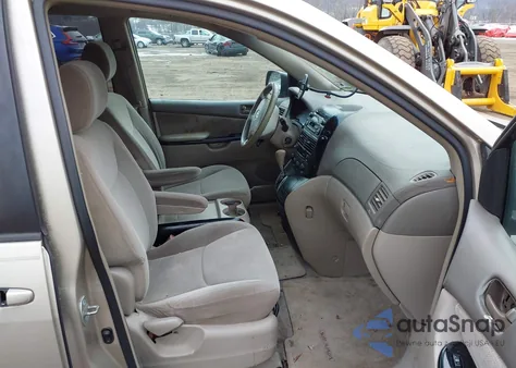 2004 Toyota Sienna Ce/Le z USA, uszkodzony, nr VIN 5TDZA23C34S100909